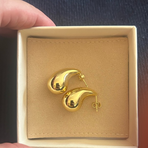 NWT Gold plated tear drop earrings - Picture 2 of 5